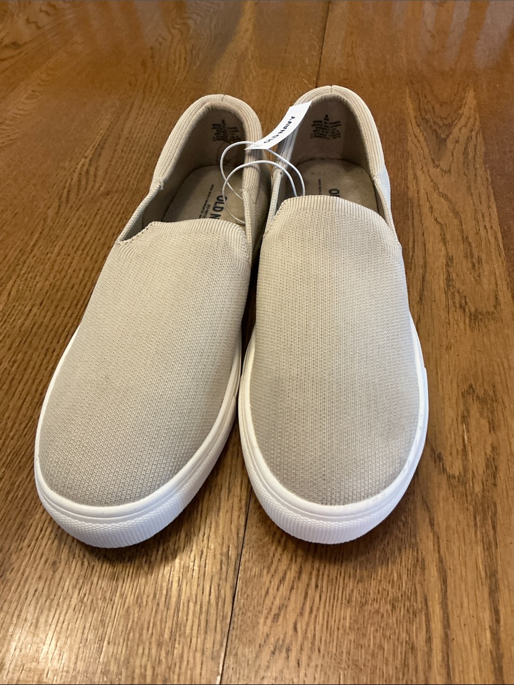 Woman’s Old Navy white slip on knit sneaker. Size 9. NWT! Never worn! - Picture 2 of 8